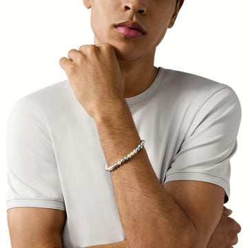 Ανδρικό βραχιόλι Armani EGS3177040 με δίχρωμες χάντρες σε ασημί-άσπρο χρώμα, και κούμπωμα ανοξείδωτο ατσάλι, φορεμένο.